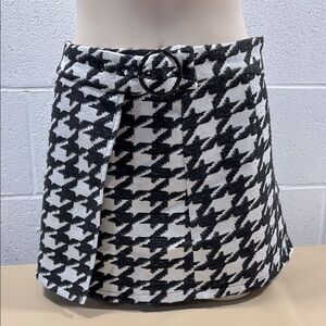Stylish Black and White Houndstooth Skirt​​​​​